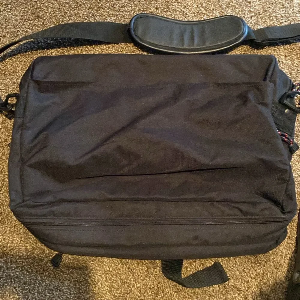 U.S. Luggage NY messenger bag computer bag color black